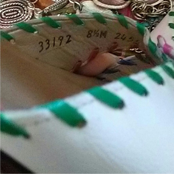 Beautiful pair of California Magdesians White Shoes with Contrast Stitching - Picture 2 of 8